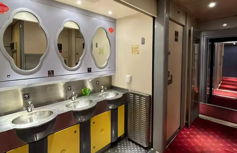 A public washing sink on Tibet train