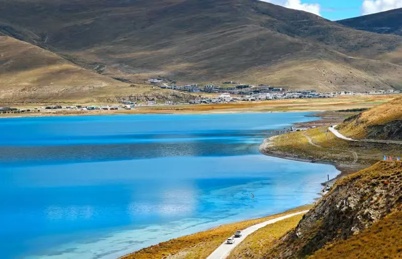 Yamdrok Lake in October