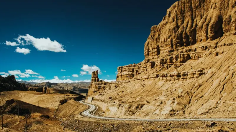 On the hiking trail of Old Tingri