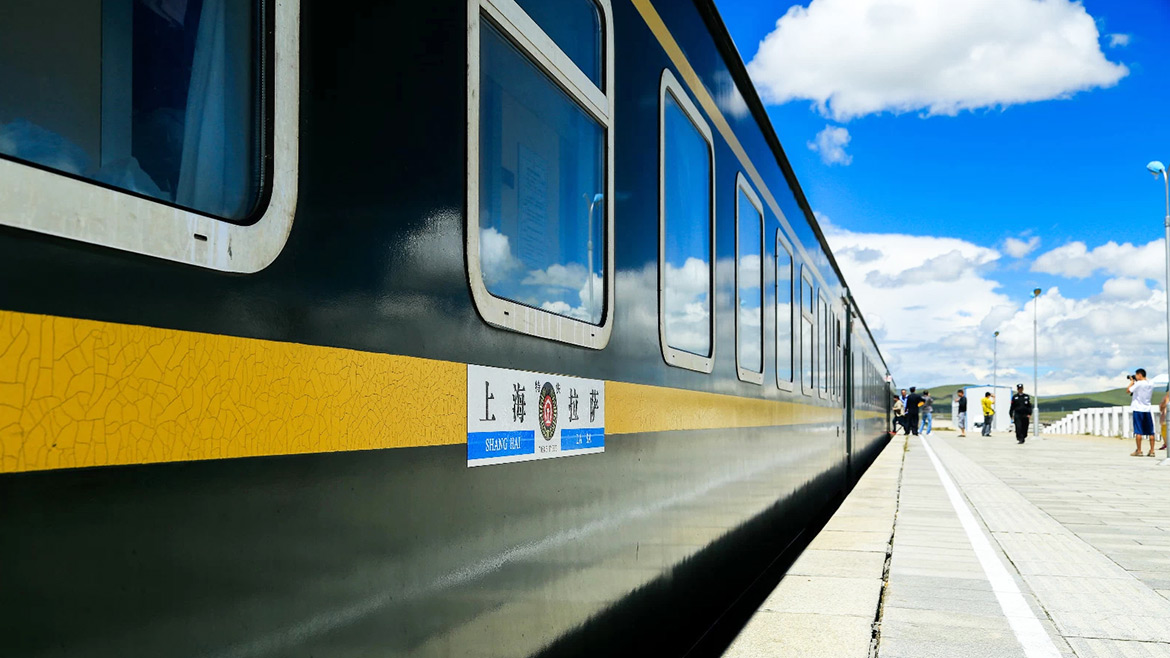 Take Shanghai Lhasa Train to Tibet